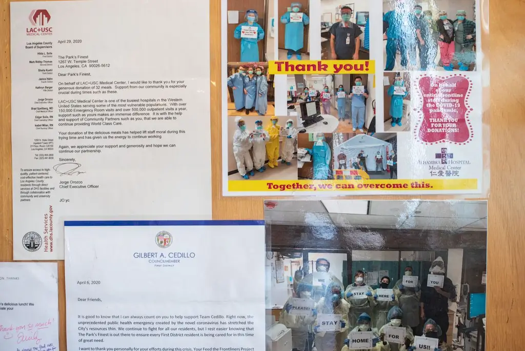 Письма и благодарственные письма от передовых работников и героев здравоохранения в ресторане Finest Barbecue в парке