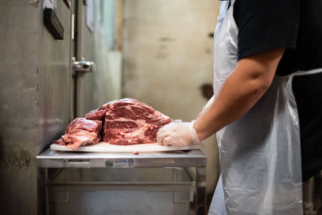 Нарезка мяса в ресторане Park’s Finest Barbecue