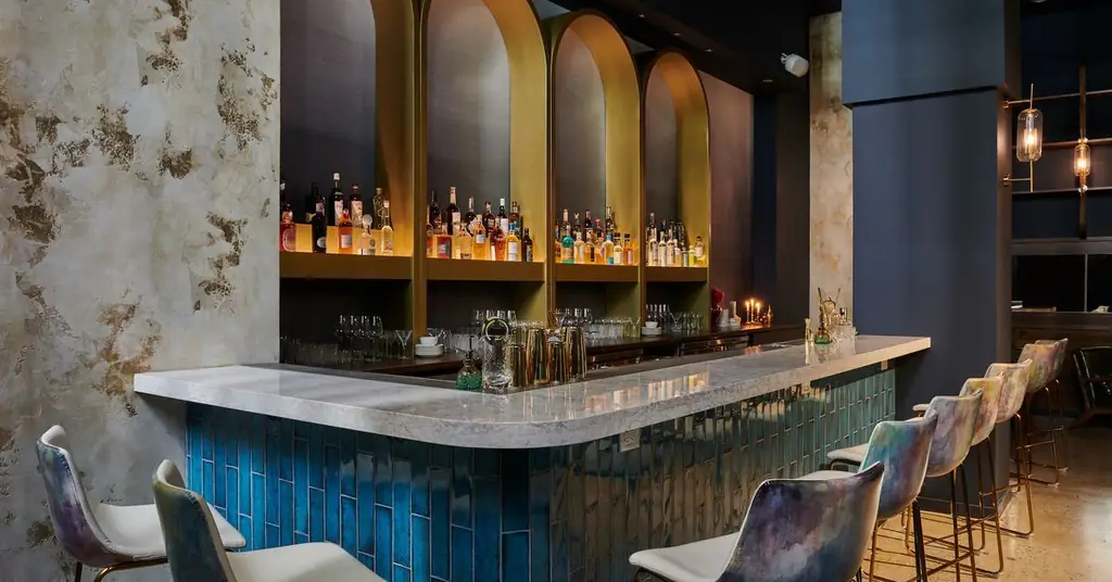 Последний ресторан Speakeasy на Манхэттене спрятан за продовольственным магазином