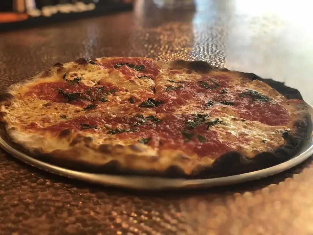 Пицца Маргарита в Joe & Pat’s Пицца Маргарита в Joe & Pat’s