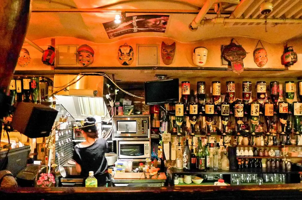Человек за барной стойкой в Sake Bar Decibel