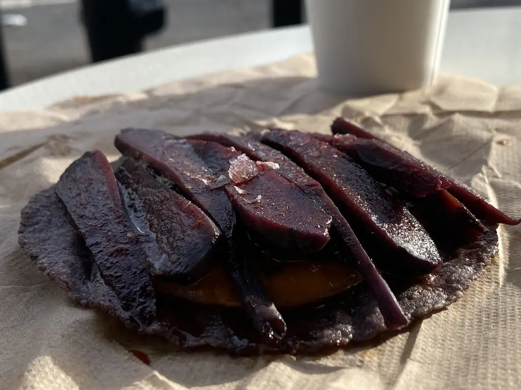 Оранжевое пюре из моркови и фасоли расположено под фиолетовой морковью и над синей тостадой