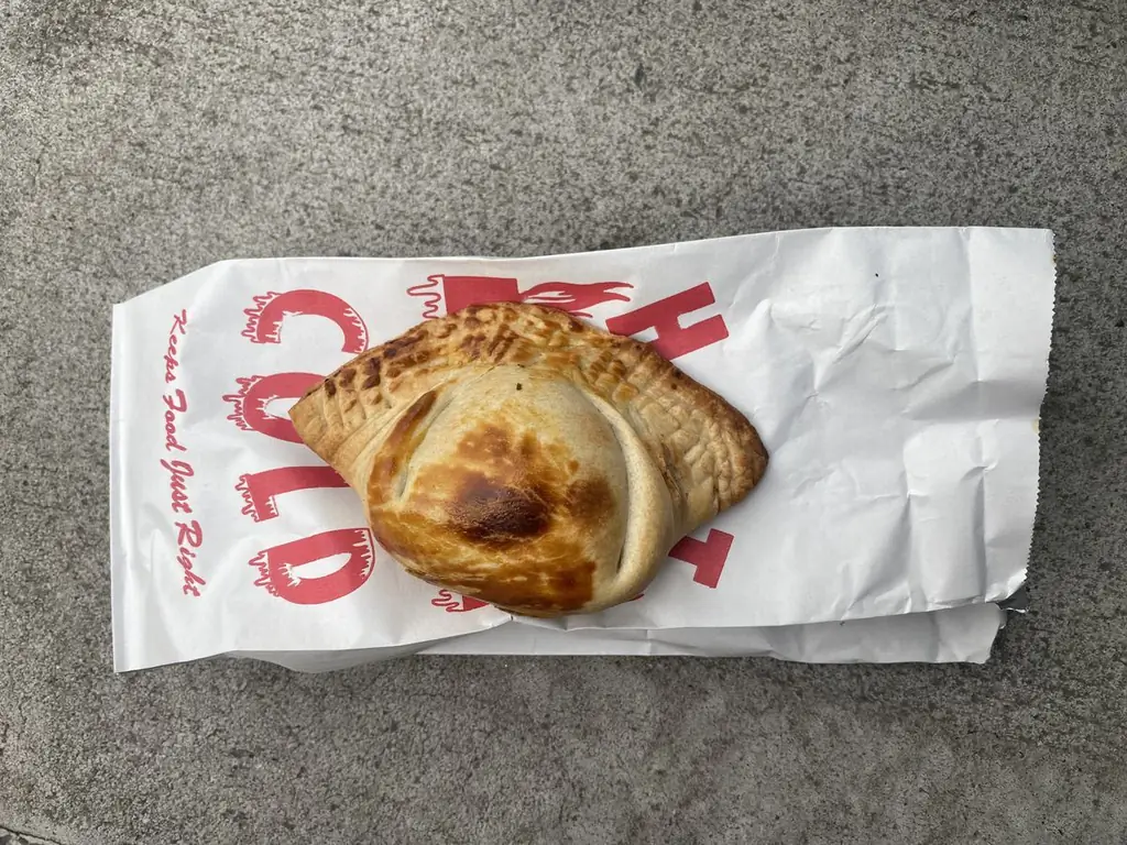 Блинчики с жареной говядиной лежат на упаковке на вынос