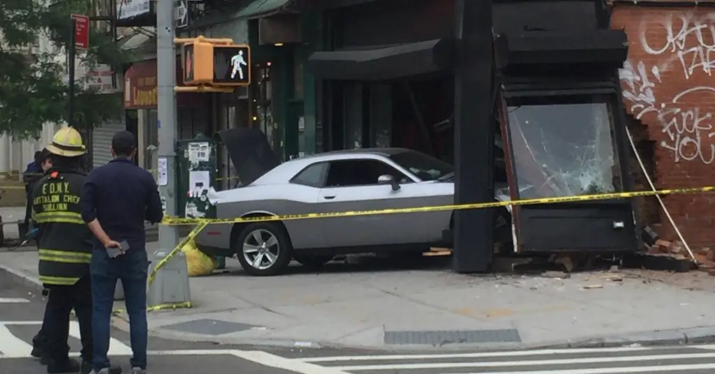 2 Постояльцы кафе государственной службы серьезно пострадали в результате автомобильной аварии с магазином Bed-Stuy