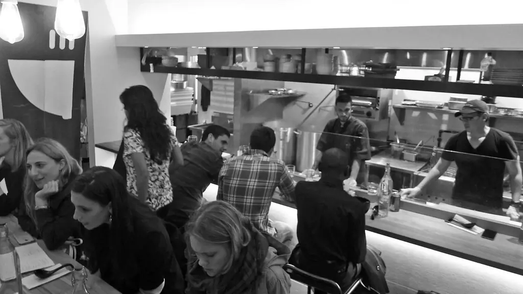 Jun-Men Ramen Bar проливает очень богатый тонкоцу на Челси