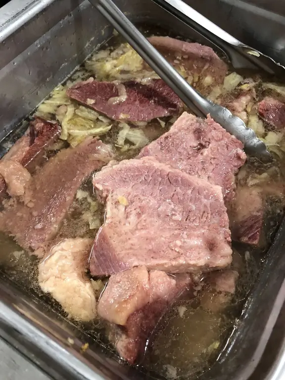 Лоток для пароварки с розовой солониной и капустой