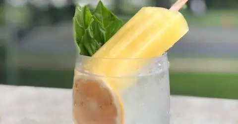 В баре на крыше Watergate появилось новое меню с шипованным эскимо "Poptails"