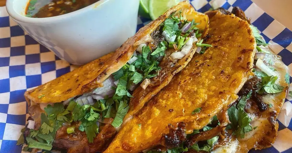 Downtown Alameda Pop-Up La Huerta предлагает домашнюю биррию и мексиканскую кухню в немецком ресторане Speisekammer