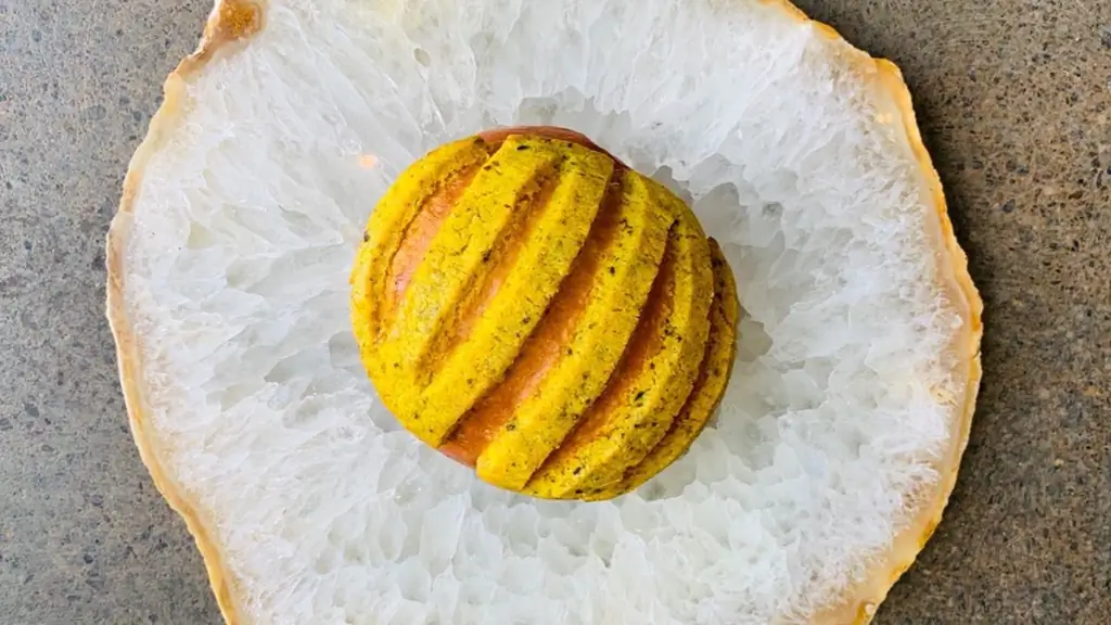 Раковина Харона, приготовленная из кокосового масла, куркумы и макрут-лайма Раковина Харона, приготовленная из кокосового масла, куркумы и макрут-лайма