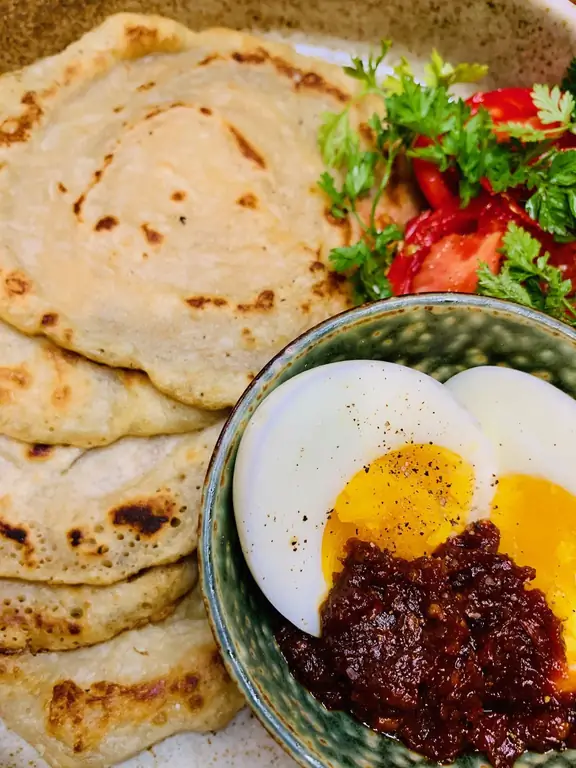 Лемпенг келапа (кокосовые оладьи) с яйцами и самбалом в мексиканском стиле Лемпенг келапа (кокосовые оладьи) с яйцами и самбалом в мексиканском стиле