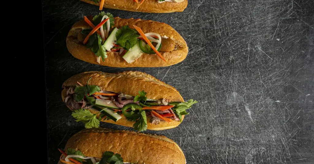 В своем ресторане BanhMi-Ni Ту Дэвид Фу защищает продажу Banh Mi за 10 долларов