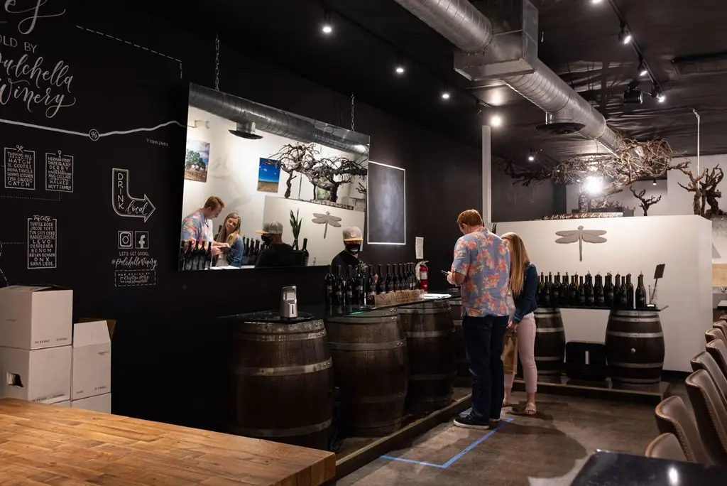 Пара заказывает вино на винодельне Pulchella Winery в Санта-Кларите
