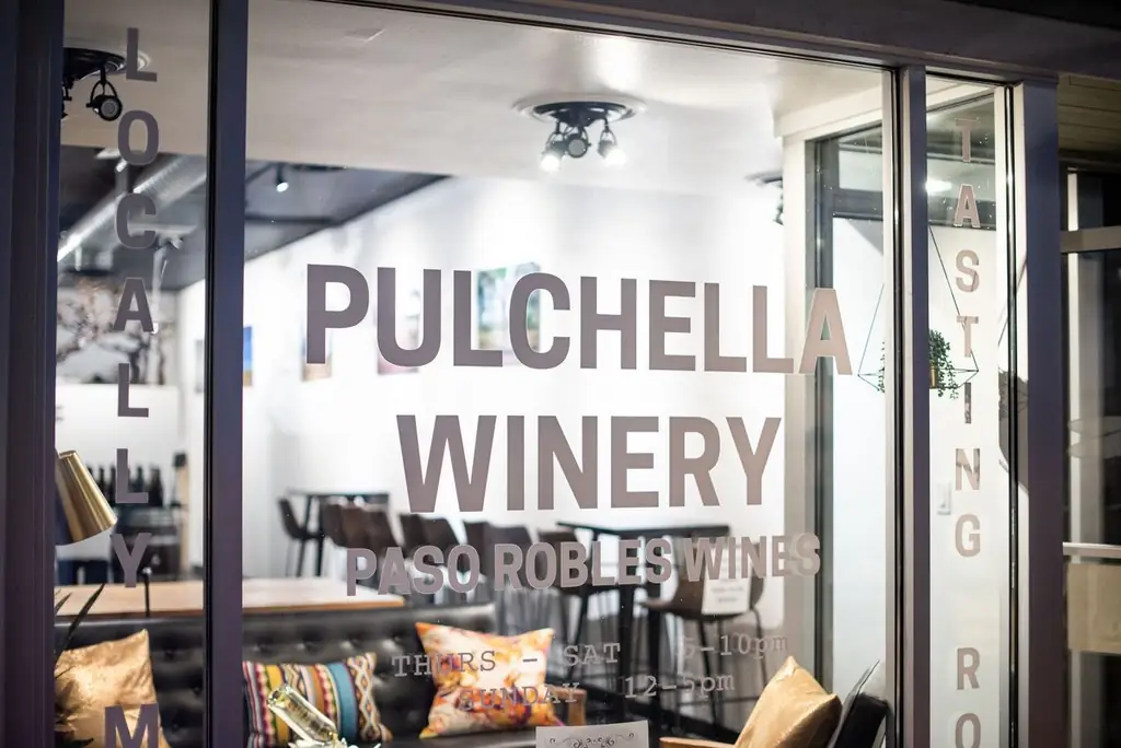 Вывеска винодельни Puchella