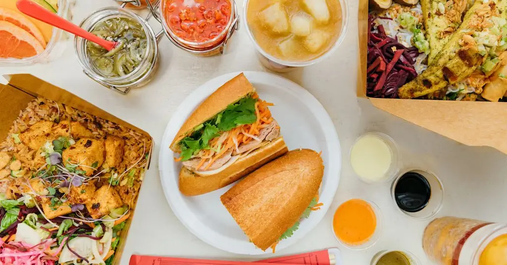 Вьетнамское кафе Nhà Mình вновь открывается в Queens Music Venue Trans-Pecos