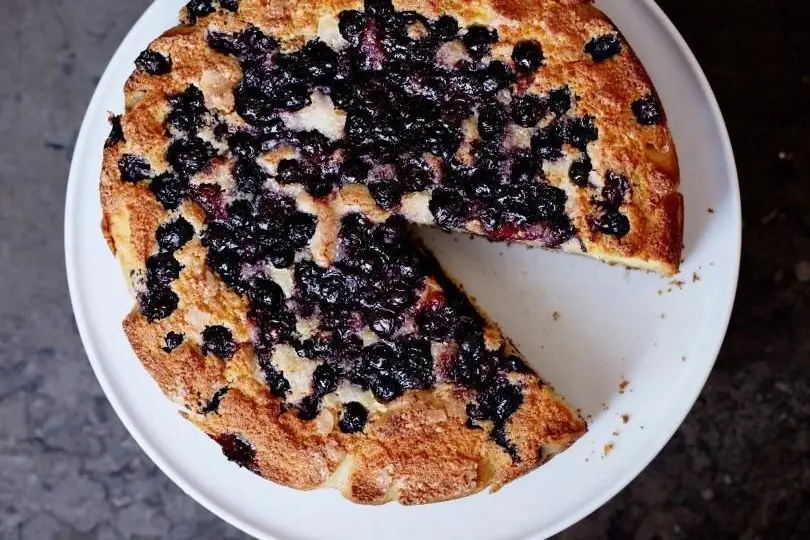 Торт из кукурузной муки с черникой в пекарне и кафе Huckleberry
