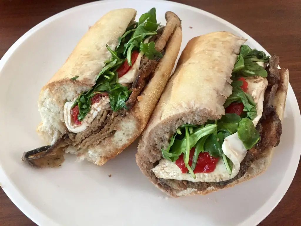 Сэндвич с жареными баклажанами, моцареллой, жареным красным перцем, рукколой и бальзамическим уксусом из ресторана Monmouth Street Deli