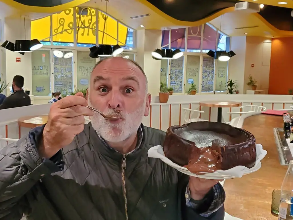 Хосе Андрес наслаждается вкусом шоколадного тарта де кесо в новой испанской закусочной в центре Бетесды