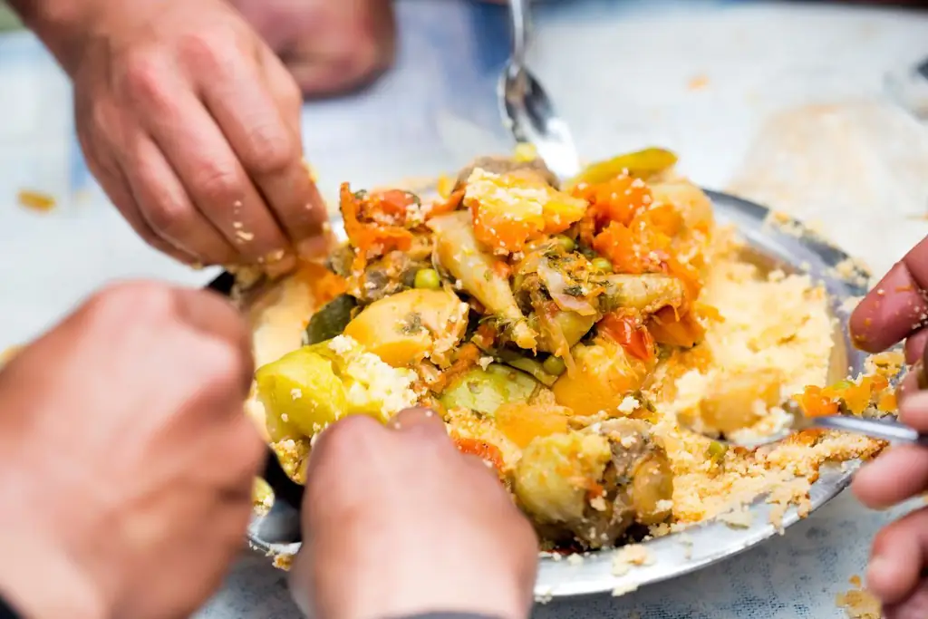 Руки тянутся за кускусом