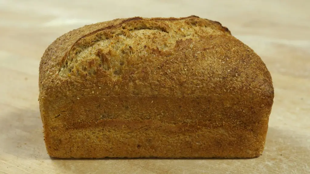 Буханка хлеба на деревянной стойке