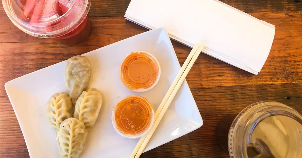 Портлендская продуктовая тележка Momo Master объединяет вкусы Кении и Непала
