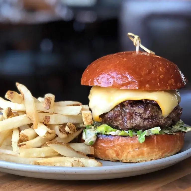 Бургер в Four Seasons