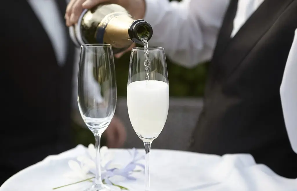 Шампанское на вершине марки