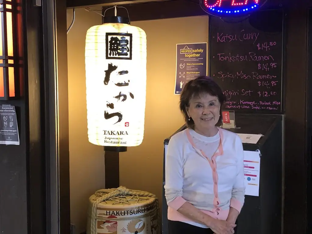 Владелица Takara Лена Тернер стоит рядом со знаком фонаря перед своим рестораном Takara