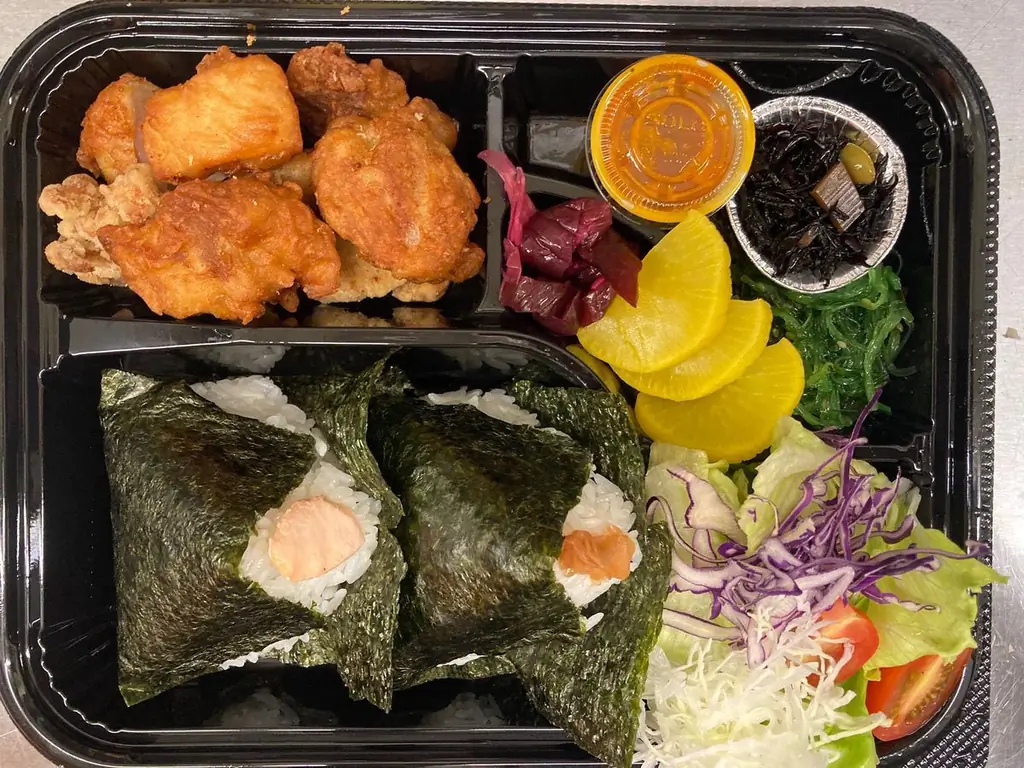 Бенто с онигири,