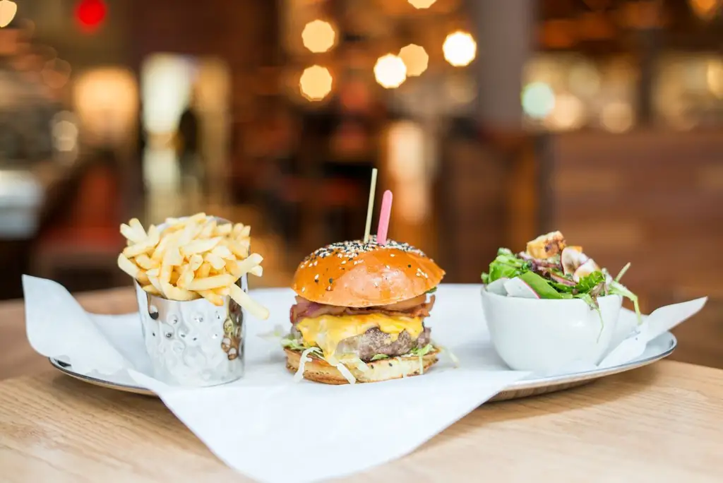 Burger & Lobster приносит минимальное меню и гигантскую квартиру с лобстерами в район Флэтайрон Burger & Lobster приносит минимальное меню и гигантскую квартиру с лобстерами в район Флэтайрон