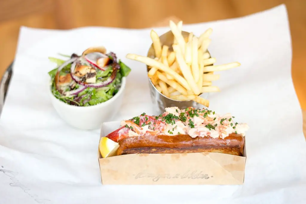 Burger & Lobster приносит минимальное меню и гигантскую квартиру с лобстерами в район Флэтайрон Burger & Lobster приносит минимальное меню и гигантскую квартиру с лобстерами в район Флэтайрон