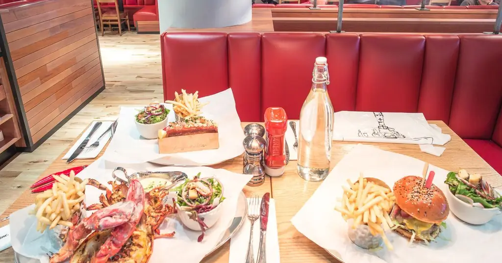 Какое блюдо за 20 долларов США принесет вам наибольшую отдачу в Burger & Lobster?