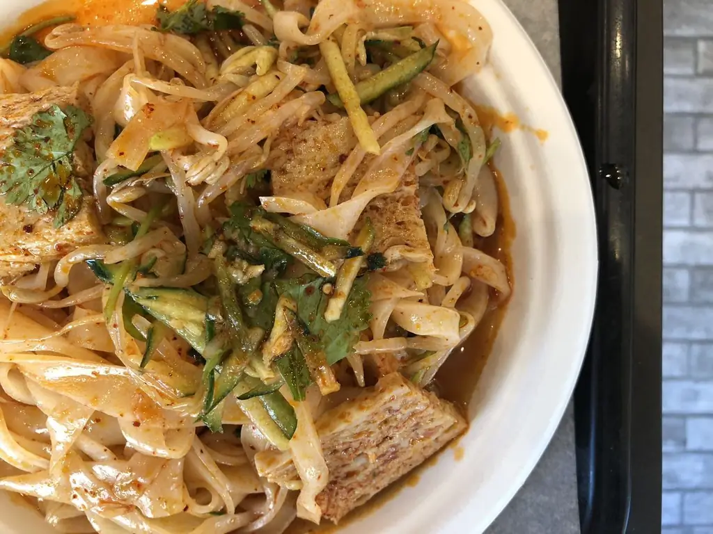 Круглые алюминиевые контейнеры для переноски с лапшой и мясом внутри