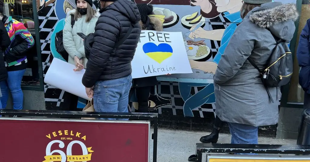 В Веселке, центре поддержки Украины, сотрудники, как сообщается, работают дольше