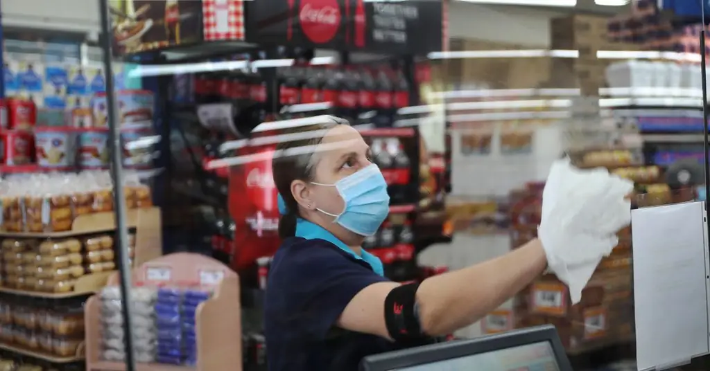 Поскольку города обязаны платить работникам бакалейных лавок за работу в опасных условиях, бакалейные лавки подают в суд