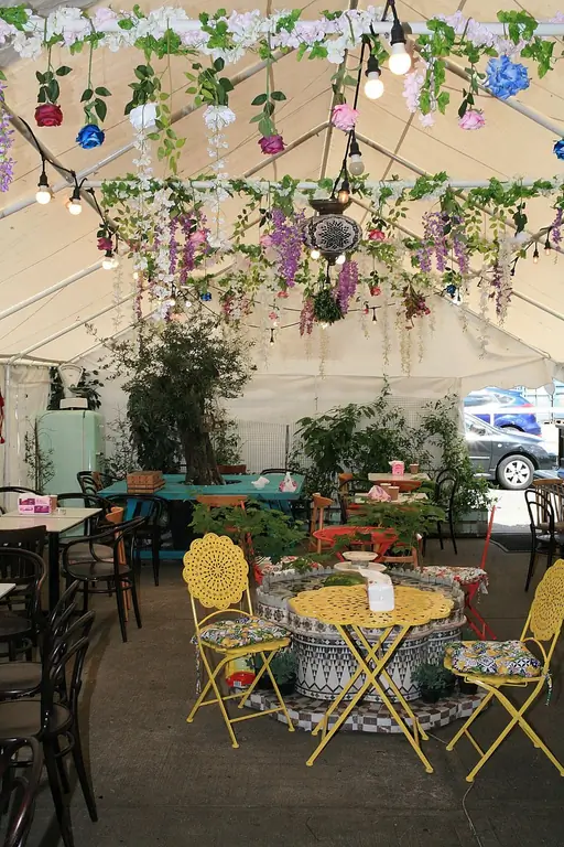 Внутренний двор книжного кафе Левант в Парк-Рояль