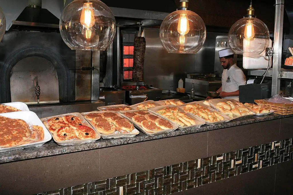 Витрина и кухня в Al Enam, облицованная мануше