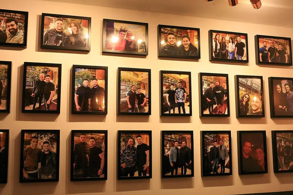 Фотографии иракских и арабских знаменитостей на стене Аль-Энам