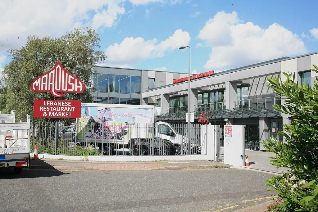 Ресторан и рынок Маруш в Парк-Рояле с характерным красным знаком