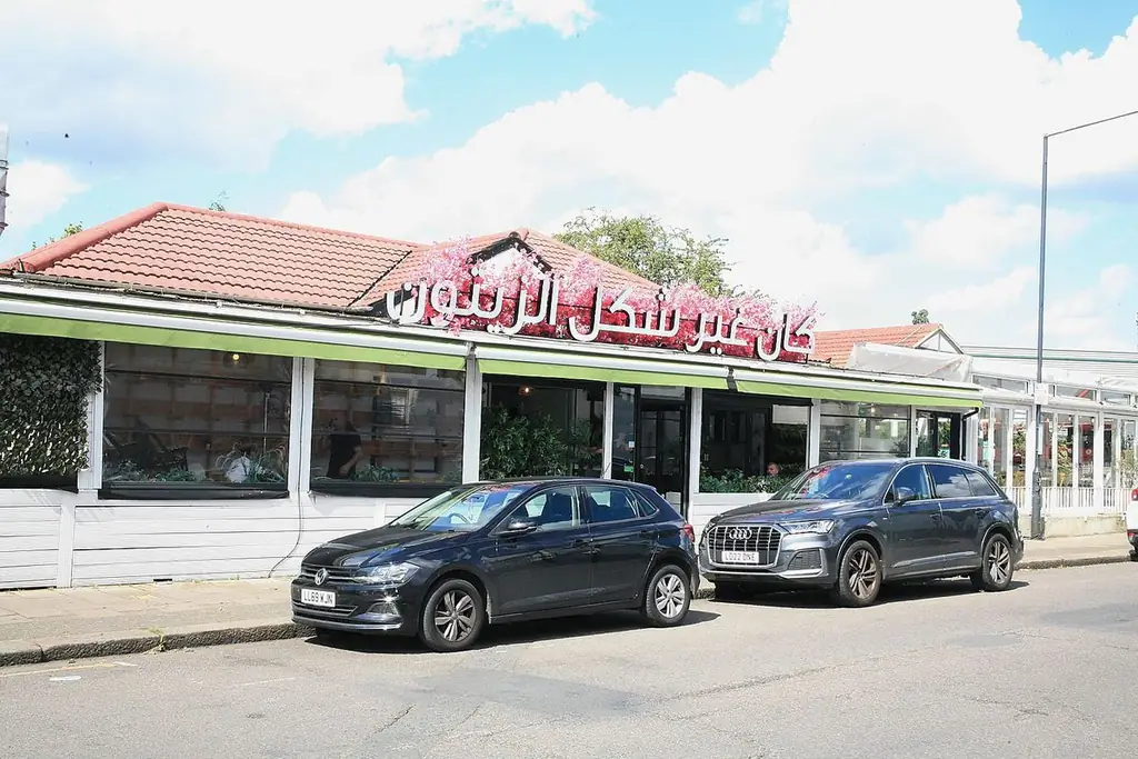 Бейт-эль-Зайтун с двумя припаркованными снаружи автомобилями