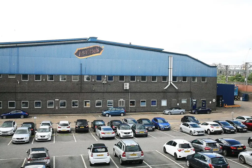 Фабрика McVities’ Park Royal, производящая печенье, с видом на автостоянку