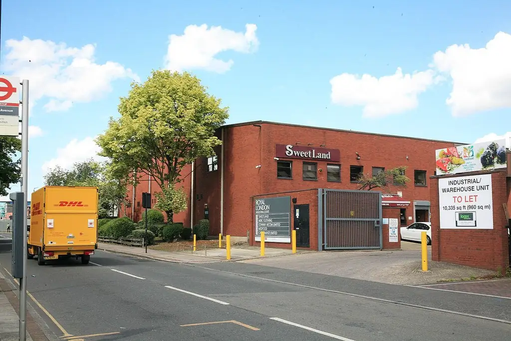 Sweetland, одна из самых известных ливанских кондитерских, вид через дорогу рядом с автобусной остановкой