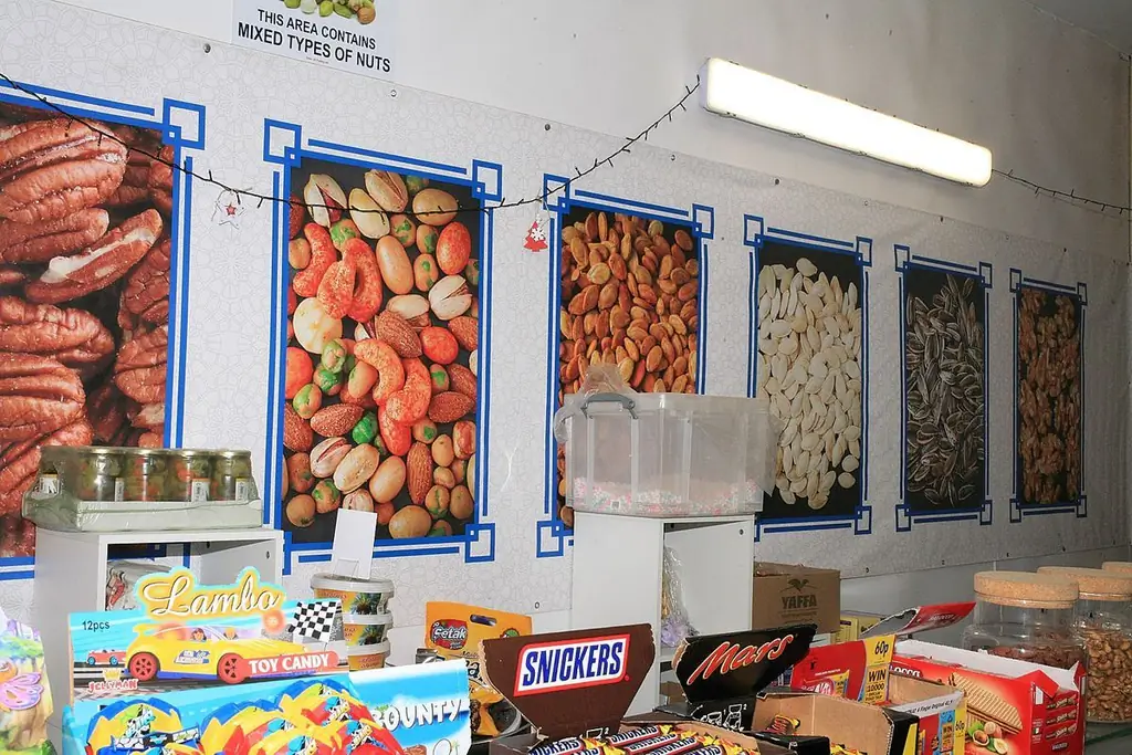 Орехи и кондитерские изделия внутри Сидона