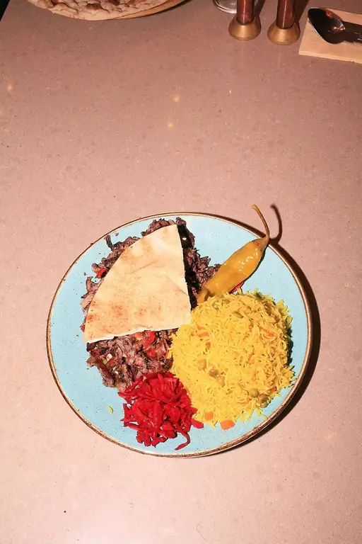 Шаурма в Al Enam, подается на синей тарелке