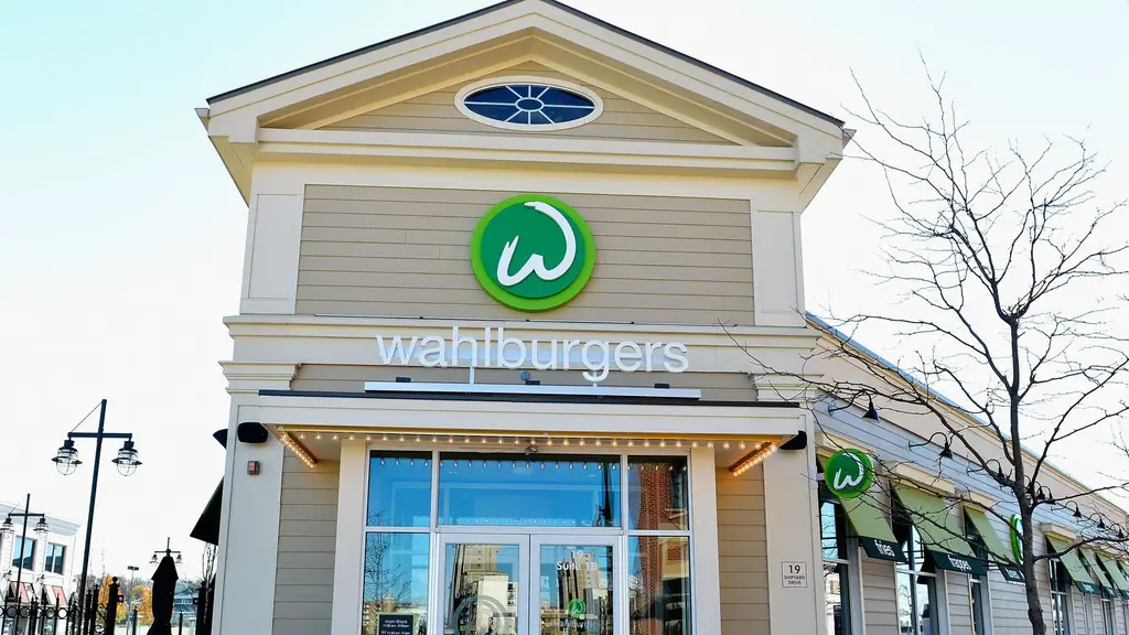 Wahlburgers Марка Уолберга подали в суд за жесткость своих сотрудников
