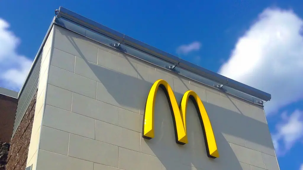 Бывший работник McDonald’s утверждает, что его уволили за то, что он ВИЧ-положительный