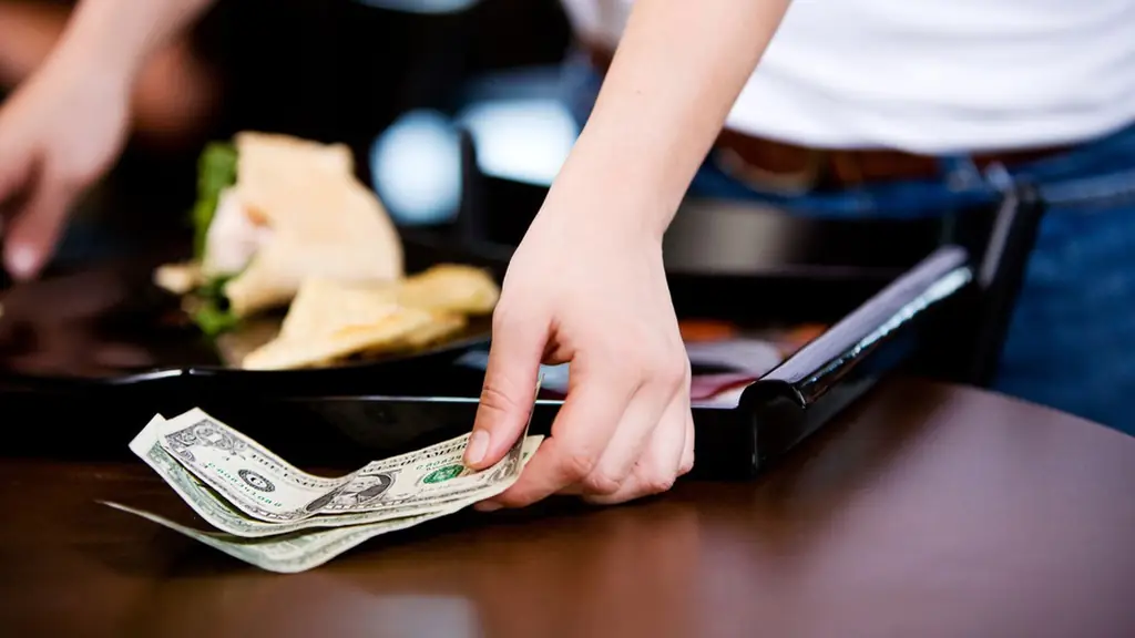 Щедрая пара покупает пиво для кухни, чаевые серверу $1500