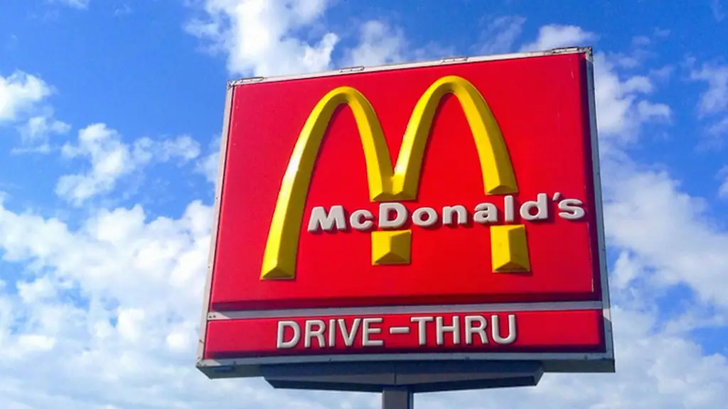 На McDonald's подали в суд после того, как сотрудник напал на полицейского