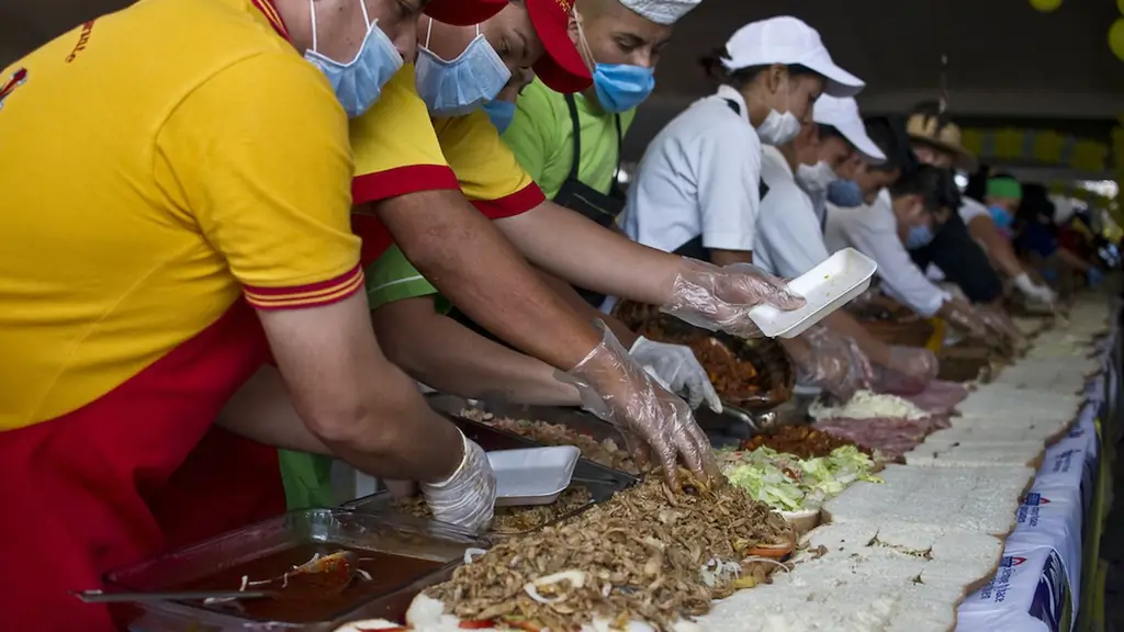 213-Foot Sandwich в Мехико; 200-фунтовый бургер на гриле на Wisconsin Burger Fest