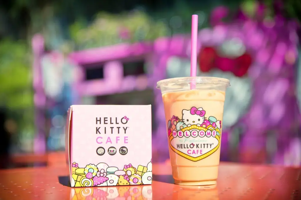 Угощения в кафе Hello Kitty Угощения в кафе Hello Kitty