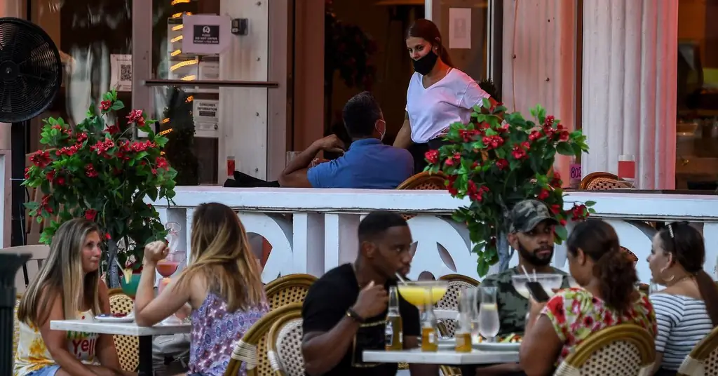 Мэр Майами Дейд переносит ночной комендантский час на полночь